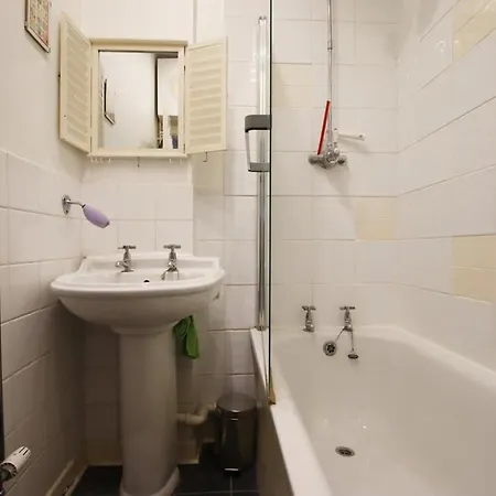 Bright One Bed Flat Close To Bri & *